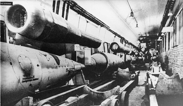 Więźniowie obozu koncentracyjnego Mittelbau-Dora podczas pracy przymusowej przy produkcji rakiet V-1. Tajna zbrojeniówka III Rzeszy. Źródło: Bundesarchiv.