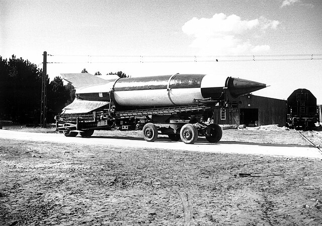 Rakieta V-2 na Meillerwagen – mobilnej platformie transportowej używanej przez Wehrmacht do przewozu i odpalania rakiet balistycznych. II wojna światowa. Peenemunde Mittelwerke